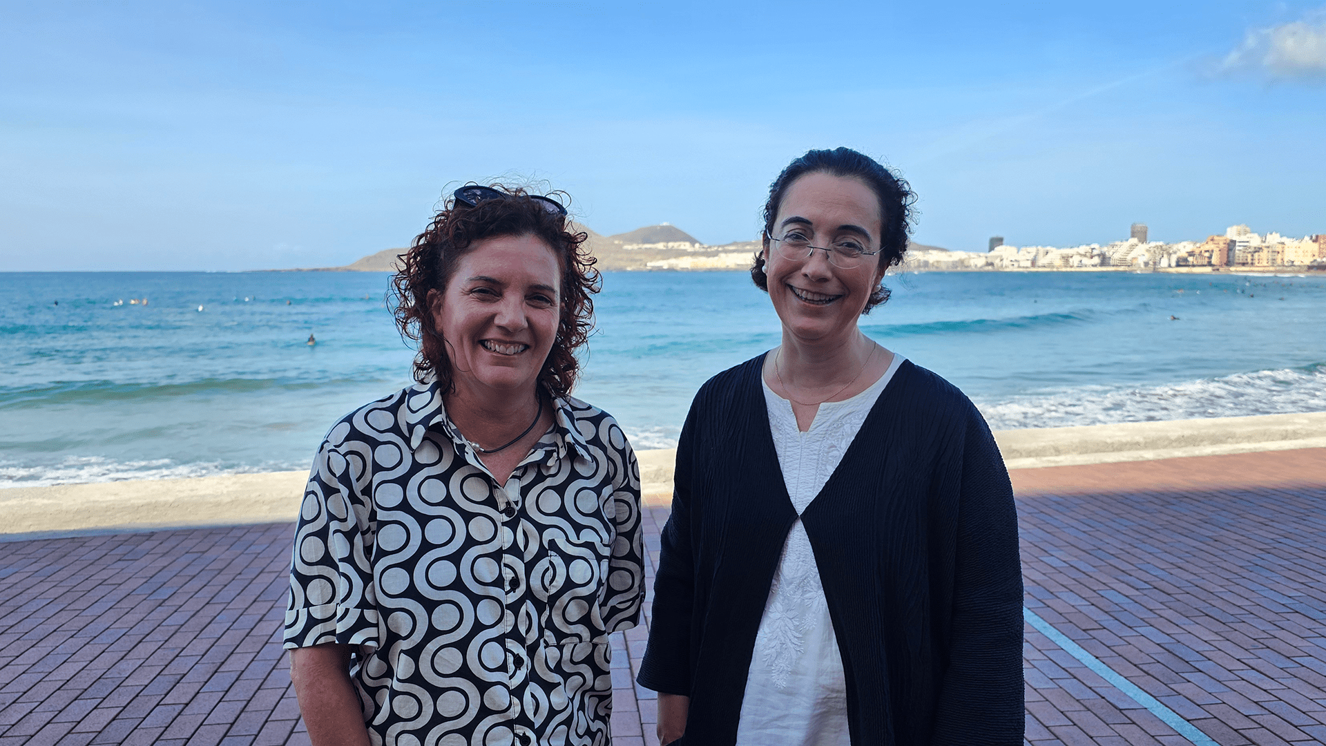 Montse Gimeno y Ana Mancho en la playa de Las Canteras, durante la entrevista