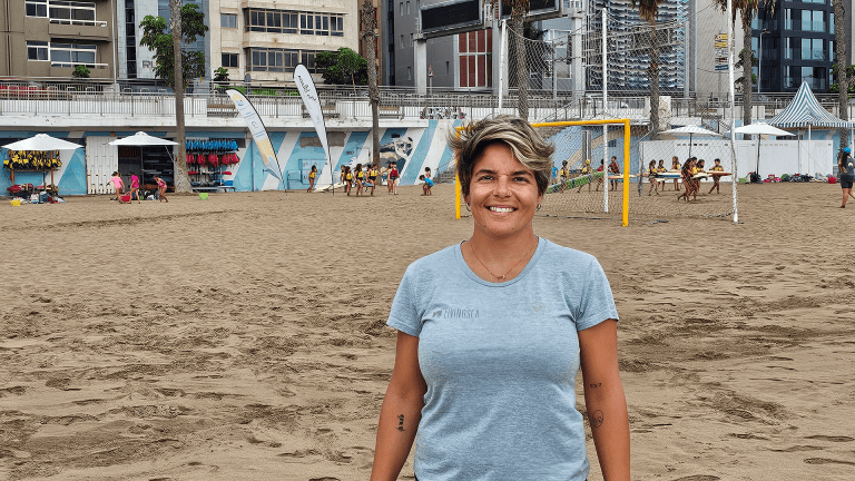 Sara Martí en la playa de Las Alcaravaneras.