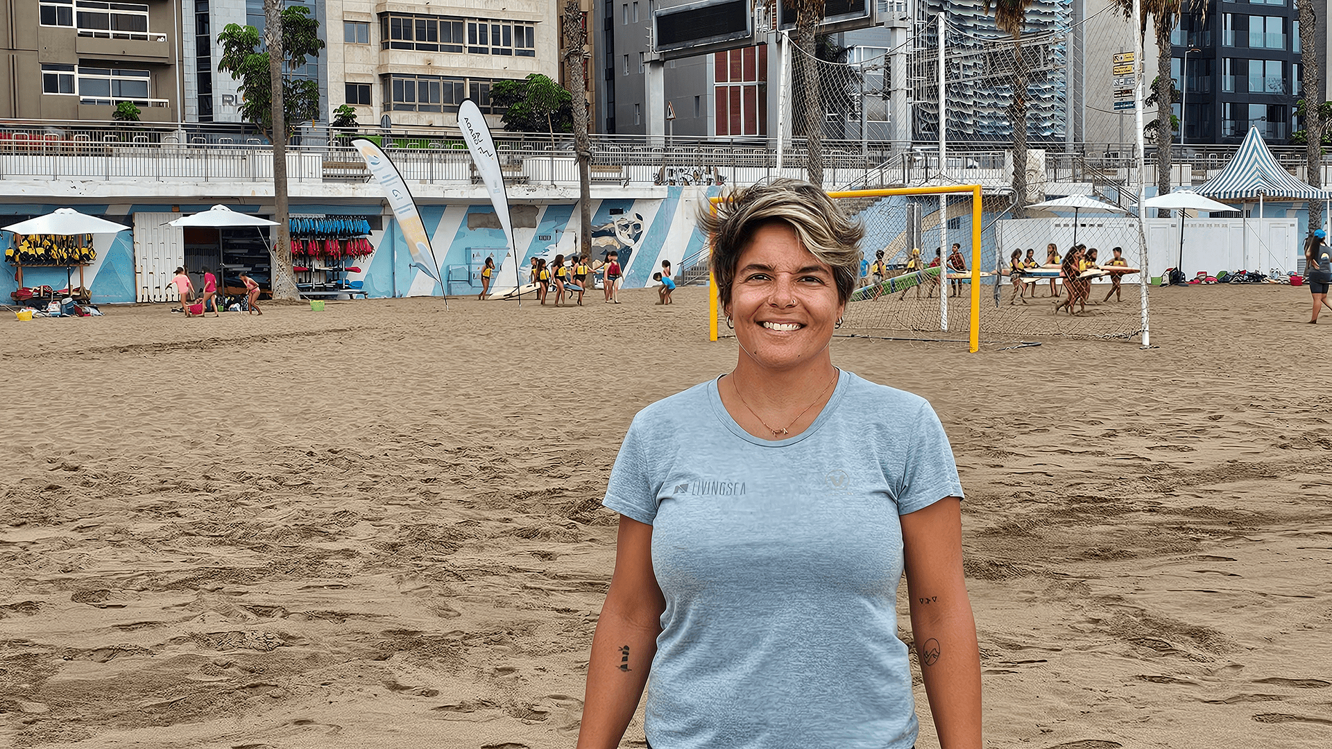 Sara Martí en la playa de Las Alcaravaneras.