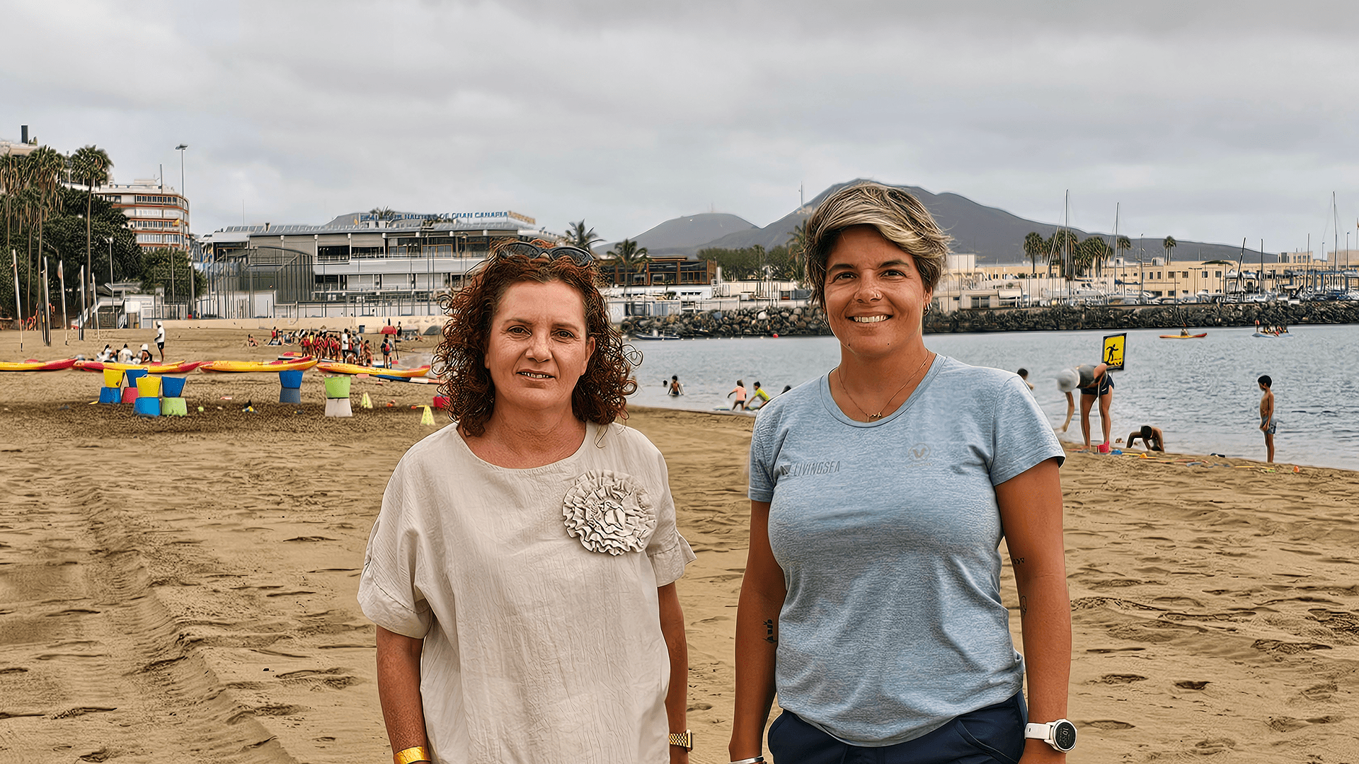 Montse Gimeno y Sara Martí en la playa de Las Alcaravaneras.