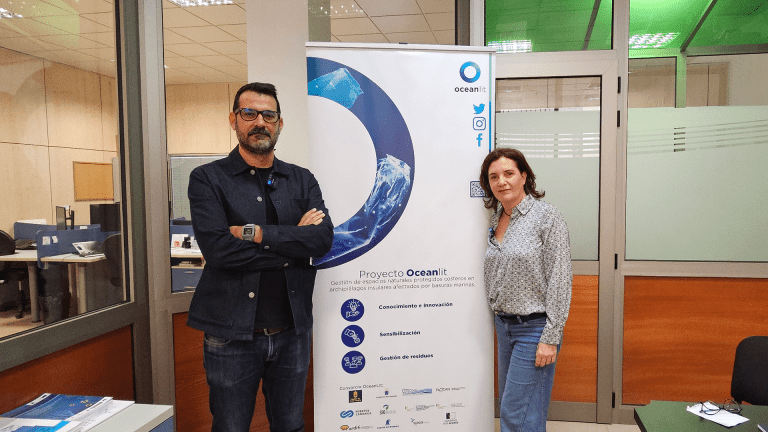 Sebastián Hernández y Montse Gimeno, posan delante del rollup del proyecto Oceanlit.