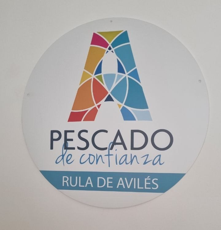 Cartel con la marca "Pescado de confianza" de la Rula de Avilés.