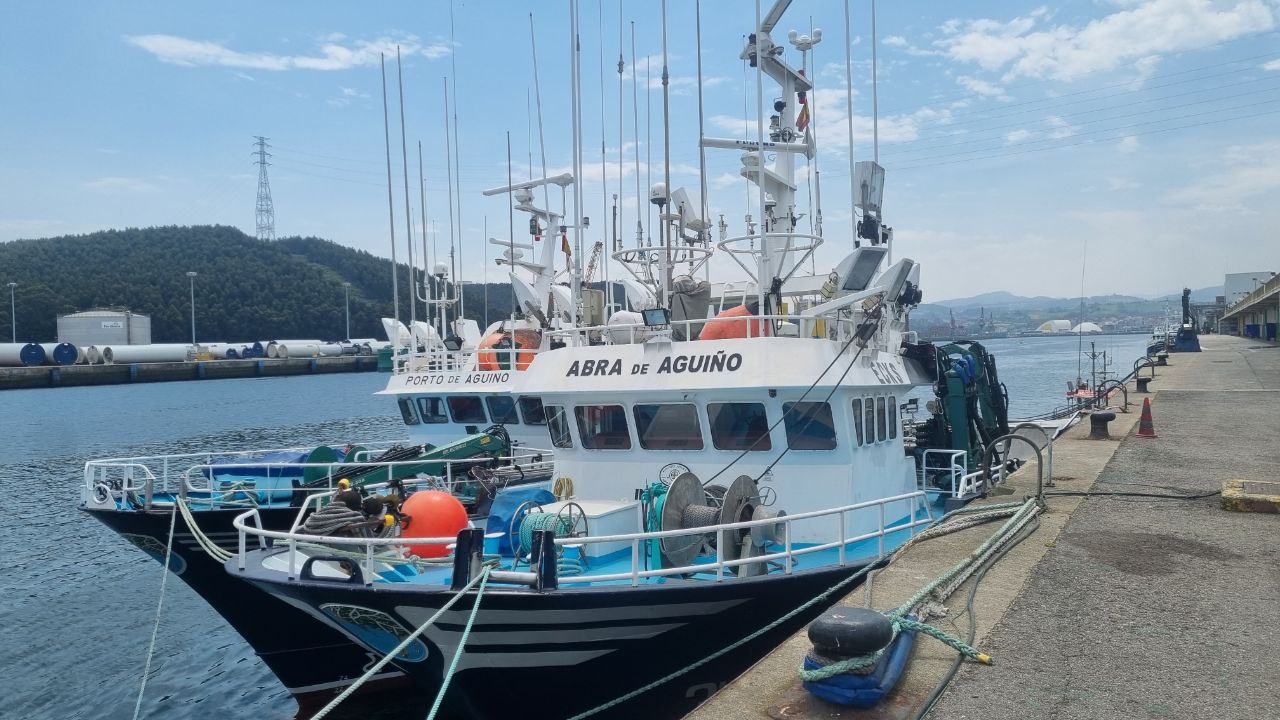 Uno de los barcos en la Rula de Avilés.