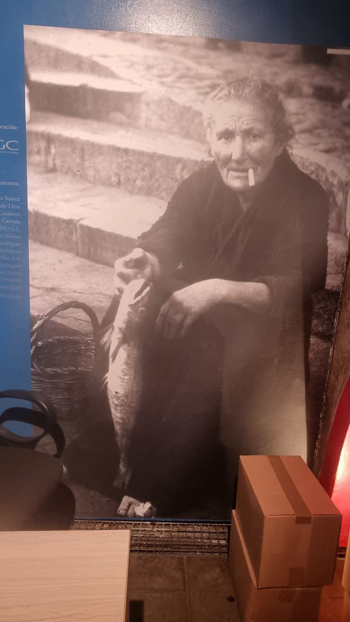 Foto antigua de una mujer vendiendo pescado en Candás.